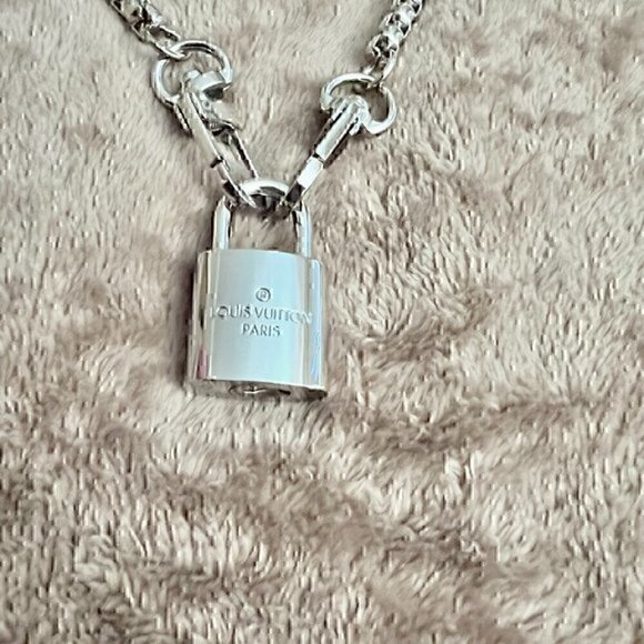 New LV Louis Vuitton Silver-Toned Lock with 18" Box Link Chain Necklace - Picture 5 of 5